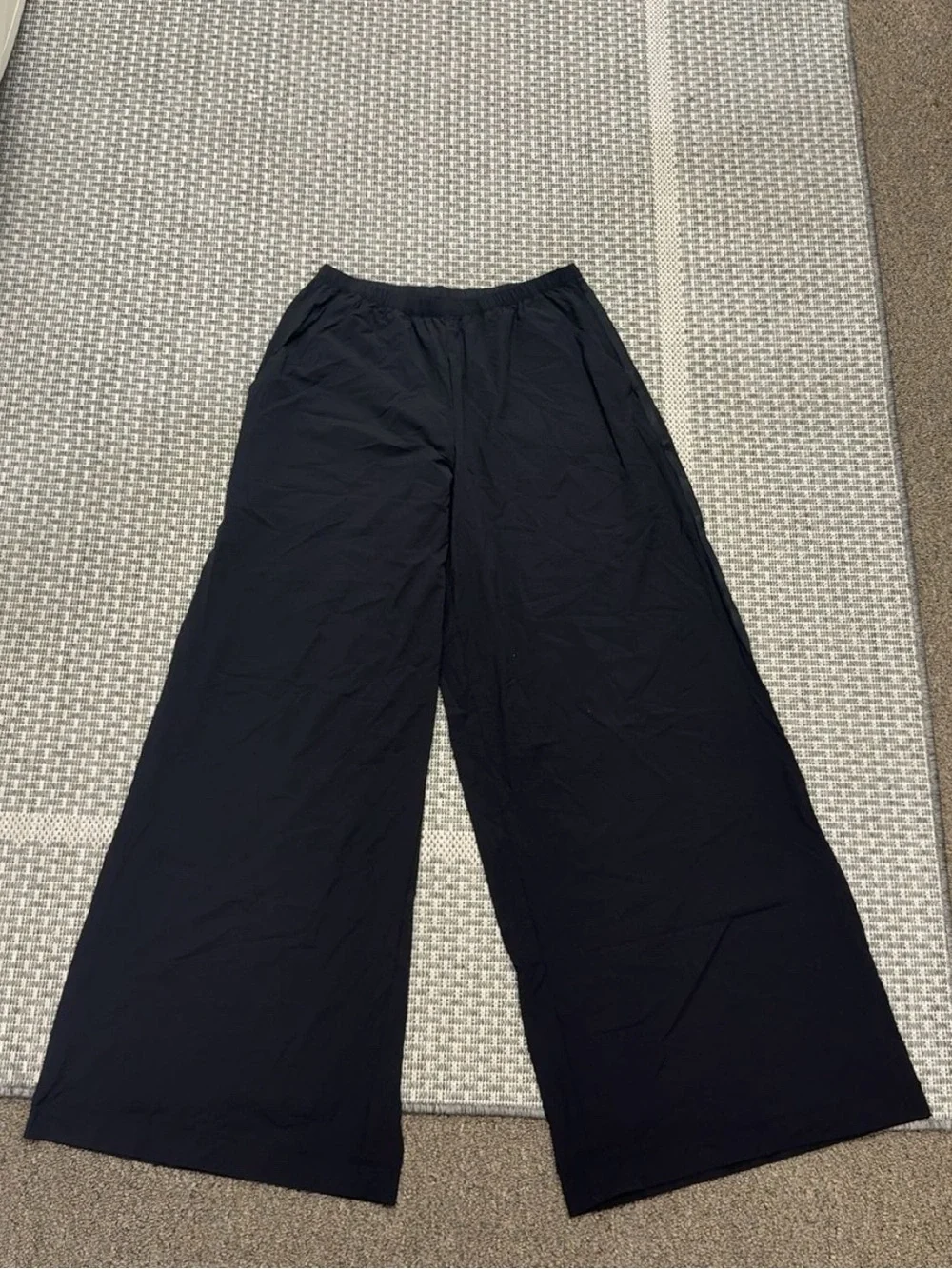 Alo Yoga Breezy Wide Leg Pant (Regular) in Black